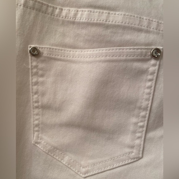 NWOT Women’s Venus White Skinny Jeans Size 10 with Floral Decals on the Legs - Picture 2 of 9